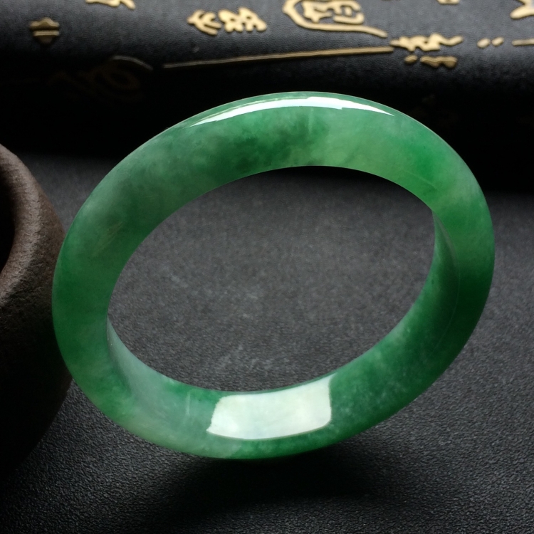 （超值推荐）糯冰种豆绿手镯（54.7mm）