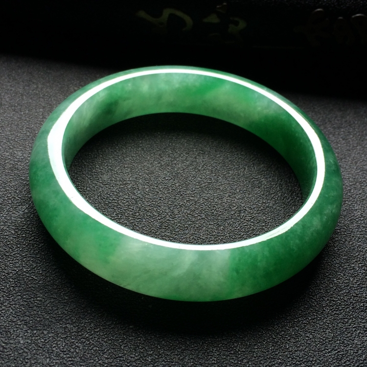 （超值推荐）糯冰种豆绿手镯（54.7mm）