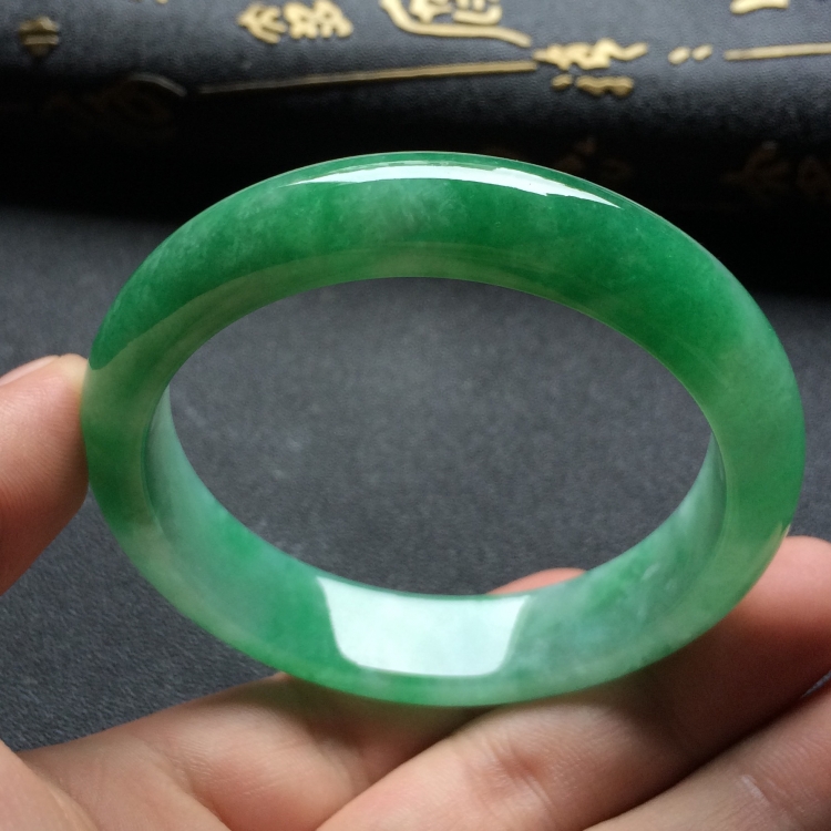 （超值推荐）糯冰种豆绿手镯（54.7mm）