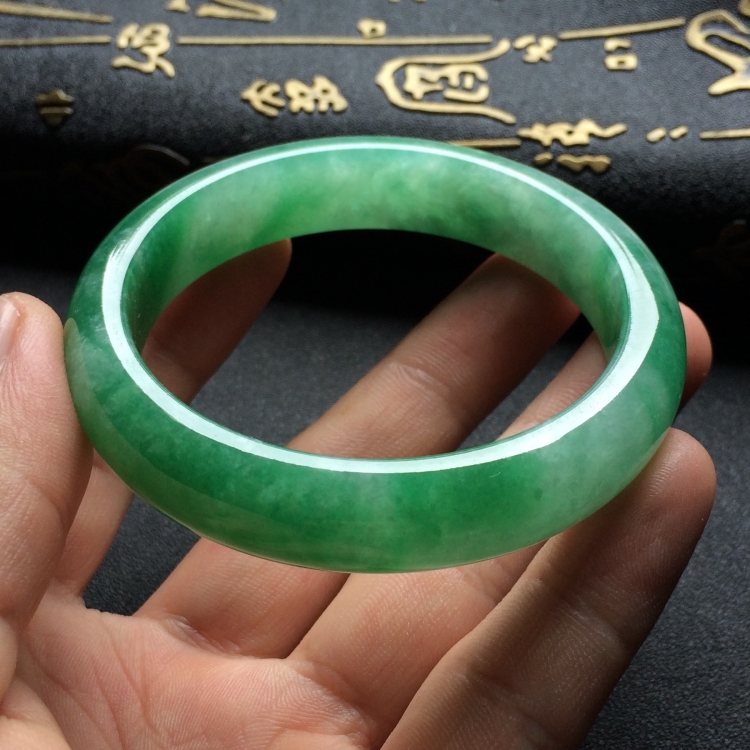 （超值推荐）糯冰种豆绿手镯（54.7mm）