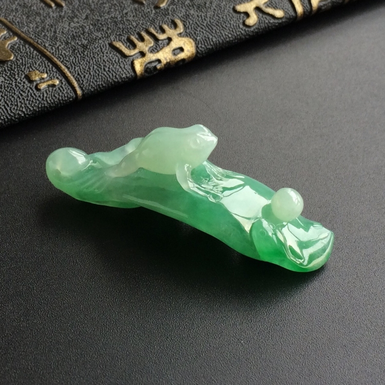 (超值推荐)糯冰种飘翠呱呱来财挂件