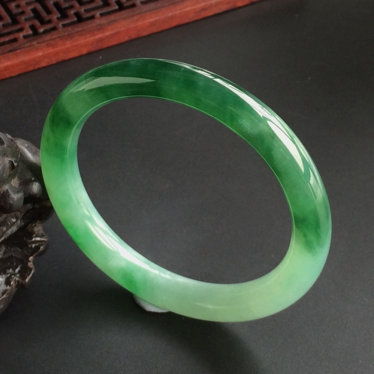 (超值推荐)糯冰种飘翠圆条手镯(53.4mm)