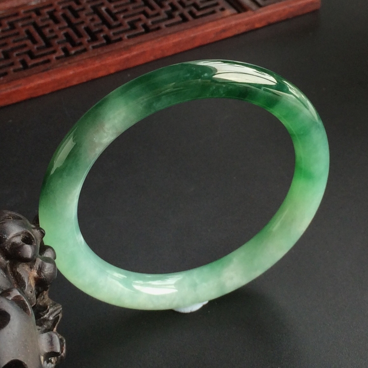 (超值推荐)糯冰种飘翠圆条手镯(53.4mm)