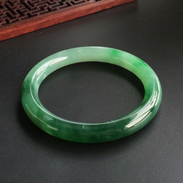 (超值推荐)糯冰种飘翠圆条手镯(53.4mm)