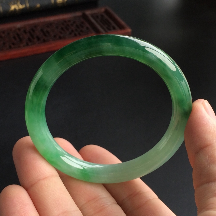 (超值推荐)糯冰种飘翠圆条手镯(53.4mm)