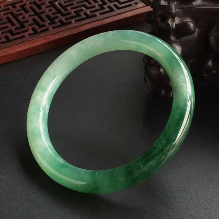 (超值推荐)糯冰种飘翠圆条手镯(53.4mm)