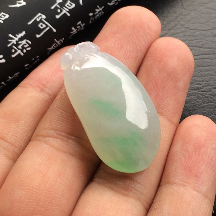 （超值推荐）糯冰种飘绿花福瓜挂件