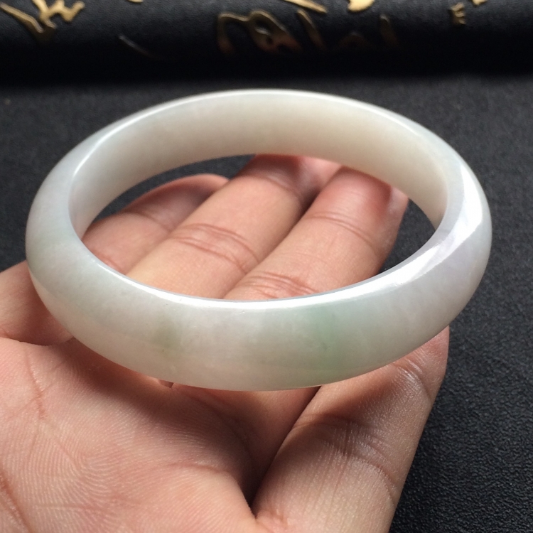 （超值推荐）糯冰种淡晴水手镯（55.7mm）