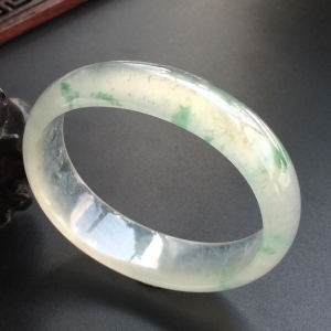 (超值推荐)冰玻种飘花贵妃镯(56.3mm-46.6mm)