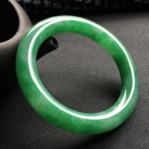 （超值推荐）糯冰种豆绿圆条手镯（57.4mm）