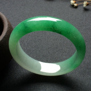 (超值推荐）糯冰种翠色飘花手镯（53.2mm)