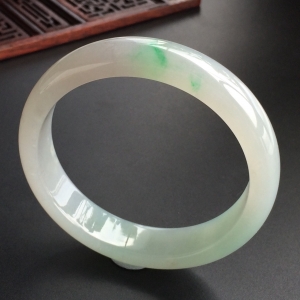 (超值推荐)糯冰种晴水略飘翠手镯(58.4mm)