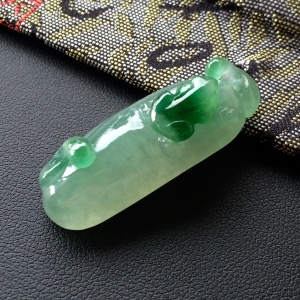 (超值推荐)糯冰种淡晴水带深绿呱呱来财挂件