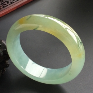 (超值推荐)糯冰种晴水黄翡略飘花手镯(57.4mm)