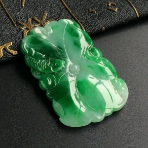 (超值推荐)糯冰种飘翠连年有余挂件