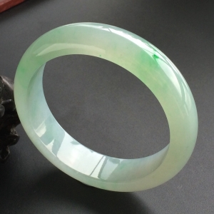 (超值推荐)糯冰种略飘翠手镯(56.2mm)