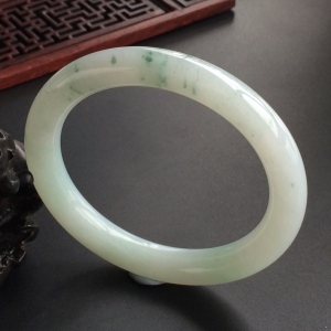 (超值推荐)糯冰种飘花圆条手镯(57.4mm)