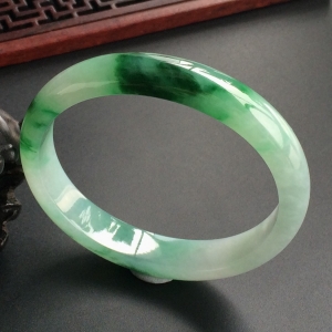 (超值推荐)糯冰种飘翠贵妃镯(55.5mm-49.6mm)