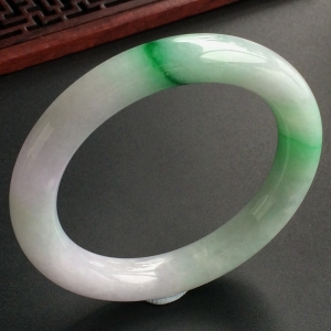 (超值推荐)糯冰种飘翠圆条手镯(52.8mm)