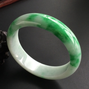 (超值推荐)糯冰种飘翠手镯(57.3mm)