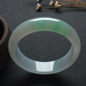 （超值推荐）糯冰种飘绿花手镯（55mm）