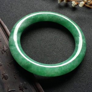 （超值推荐）糯冰种豆绿圆条手镯（55.2mm）