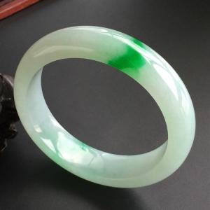 (超值推荐)糯冰种飘翠手镯(58.6mm)