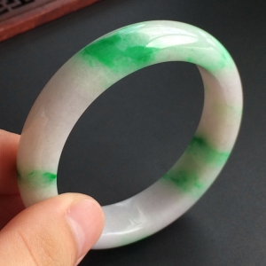 (超值推荐)糯冰种淡春带彩手镯(52mm)