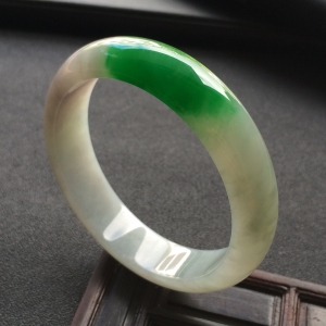 （超值推荐）糯冰种翠色手镯（55.5mm）