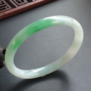 (超值推荐)糯冰种飘翠贵妃镯(55.3mm-45.6mm)