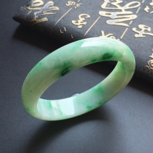 (超值推荐)糯冰种飘翠手镯(58.5mm)
