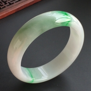 (超值推荐)糯冰种飘翠手镯(54.6mm)