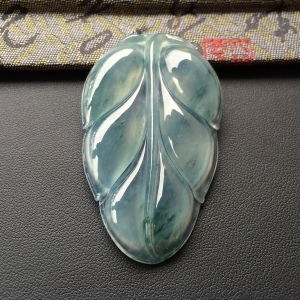 (超值推荐)冰种飘花玉叶挂件