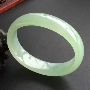 (超值推荐)糯冰种晴水略飘翠贵妃镯(55mm-47.5mm)