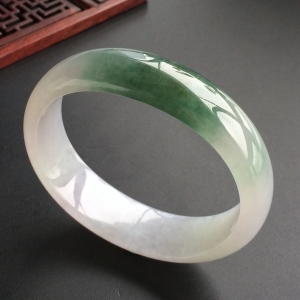 (超值推荐)糯冰种淡紫罗兰飘花贵妃镯(54.8mm-48.6mm)