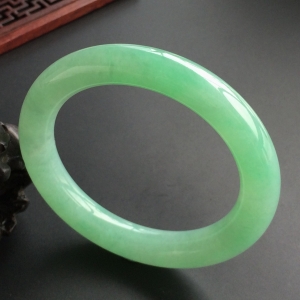 (超值推荐)糯冰种绿晴水圆条手镯(57.4mm)