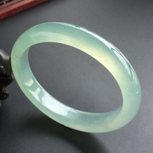 (超值推荐)冰种晴水略飘花贵妃镯(56mm-50.1mm)