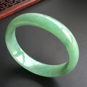 (超值推荐)糯冰种晴水手镯(58.6mm)