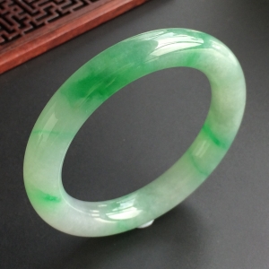 (超值推荐)糯冰种飘翠圆条手镯(55.5mm)