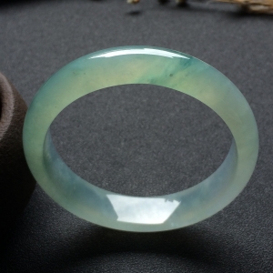 （超值推荐）冰种略飘花手镯（57mm）