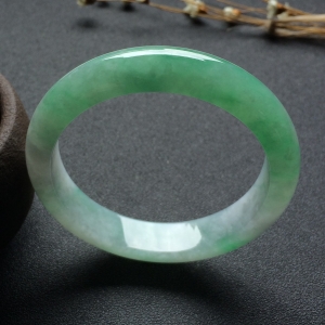（超值推荐）糯冰种飘绿花手镯（55.3mm）