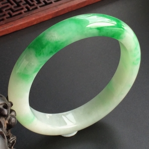 (超值推荐)糯冰种飘翠手镯(58mm)