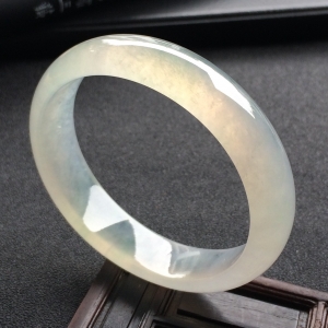（超值推荐）冰种略飘绿花贵妃镯（58.5mm-52.2mm）