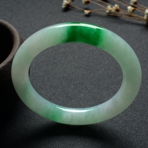（超值推荐）糯冰种飘阳绿圆条手镯（53.2mm）