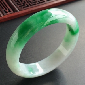 (超值推荐)糯冰种飘翠手镯(57.4mm)
