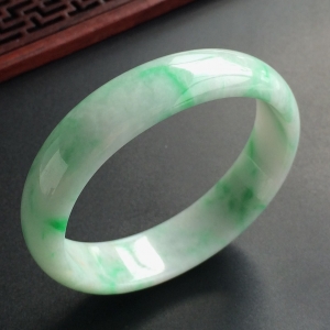 (超值推荐)糯冰种飘翠贵妃镯(55.5mm-49mm)
