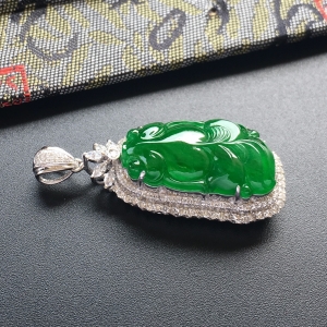 (超值推荐)冰种阳绿镶白金钻石金鱼胸坠
