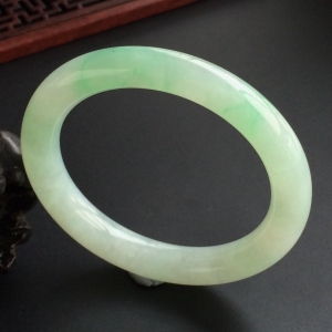 (超值推荐)糯冰种飘绿花圆条手镯(52.5mm)