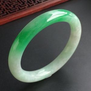 (超值推荐)糯冰种飘翠圆条手镯(56.6mm)