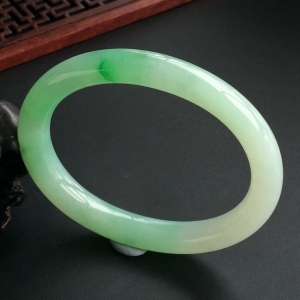 (超值推荐)糯冰飘翠贵妃镯(53.8mm-47mm)